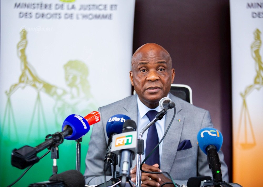 des tags : Côte d’Ivoire : le Procureur de la République dément l’existence d’enlèvements et de disparitions forcées Dans un communiqué rendu public par le ministère ivoirien de la justice, le procureur de la République près le tribunal de première instance d’Abidjan a réagi aux accusations faisant état d’enlèvements lors d’opérations de police et de gendarmerie. Le procureur a dénoncé un narratif « qui jette le discrédit sur les services de police et de gendarmerie ainsi que sur les opérations menées par ces services ». Il a fermement réfuté les rumeurs selon lesquelles certaines interpellations seraient assimilables à des disparitions forcées. « Ces opérations ne constituent donc pas des enlèvements ou des disparitions forcées », a-t-il affirmé, rappelant qu’elles sont conduites « sous sa direction » conformément aux dispositions du Code de procédure pénale. Et de préciser que chaque personne arrêtée « fait l’objet de procédure d’enquête régulière et de jugement si nécessaire et est détenue conformément à la loi ». Sur l’usage de cagoules Face aux critiques sur l’utilisation de cagoules par certaines unités, le procureur a tenu à clarifier choses : « le fait pour les agents de police ou de gendarmerie de faire usage de cagoule lors de leur intervention, cela n’en fait pas des hors-la-loi mais procède d’un mode opératoire propre à certaines unités, comme c’est le cas dans de nombreux pays » Selon lui, l’objectif caché de ces accusations est de faire croire à l’opinion publique qu’il existe des milices à la solde du régime en place agissant en dehors de toute base légale, ce qu’il a catégoriquement rejeté. « La Côte d’Ivoire ne connaît ni enlèvements, ni séquestration, ni disparition forcée comme certains tentent de le faire croire. », indique le procureur de la République près le tribunal de première instance d’Abidjan. encagoulés