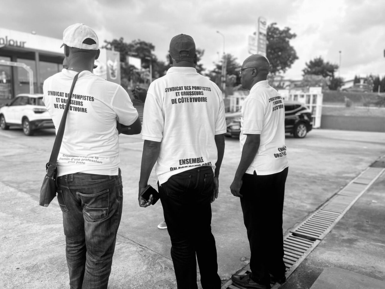 En Côte d’Ivoire, le décès de trois agents de stations-service a poussé le Syndicat des pompistes et graisseurs de Côte d’Ivoire (SPGCI) à demander l’ouverture d’une enquête et la mise en œuvre d’un cadre de concertation en vue d’une amélioration des conditions de travail dans le secteur. Une doléance qui, pour l’heure, n’a pas trouvé de réponse.