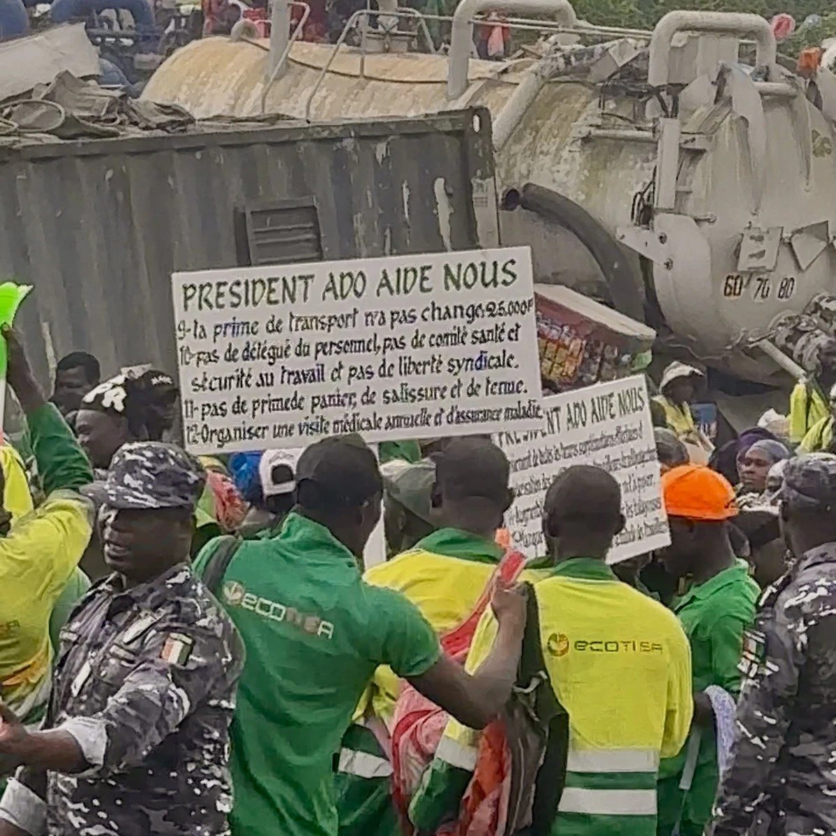 Abidjan : les balayeuses de Dokui réclament de meilleures conditions de travail 8 Abidjan, Cocody, Dokoui, Balayeuses, Conditions de travail, Mouvement d’humeur, Manifestation pacifique, Travailleuses municipales, Revalorisation salariale, Primes de risque, Assurance maladie, Protection sociale, Services de propreté, Gestion urbaine,