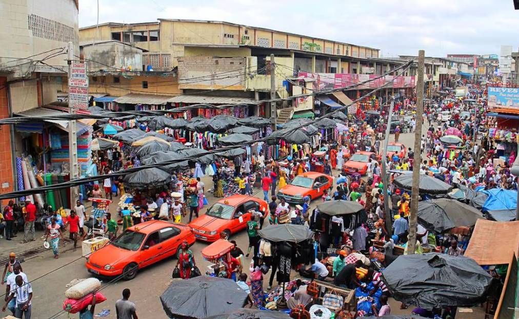 Fin d’année à Abidjan : effervescence commerciale et flambée des tarifs de transport 8 adjame commerce fin dannee vehicules
