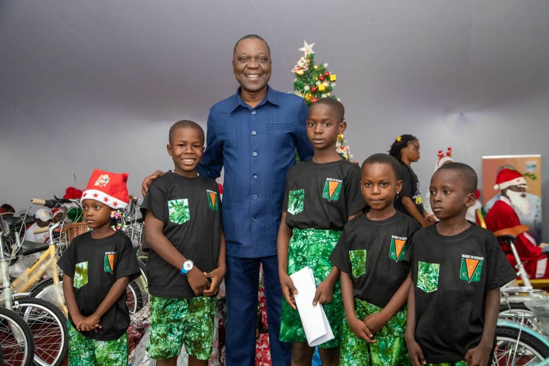 Arbre de Noël à Bouaké : Amadou Koné illumine les fêtes de 6 500 enfants et honore l’excellence scolaire 8 Gbêkê fêtes décembre 2025