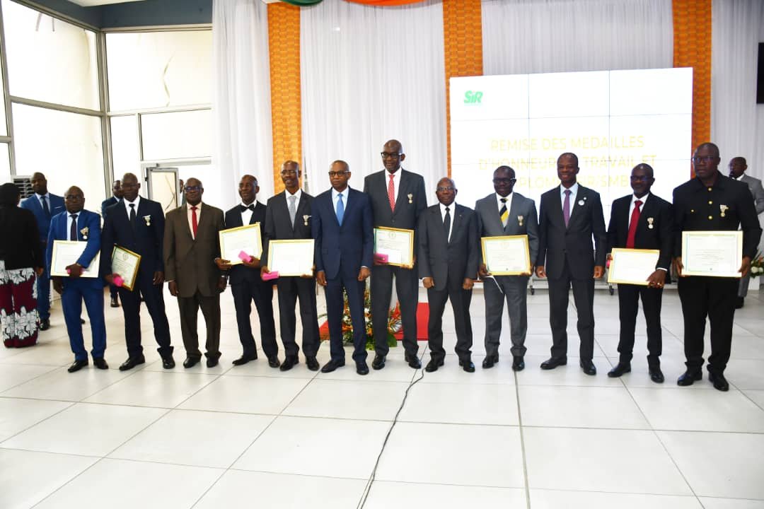 Côte d'Ivoire : 48 agents du Groupe SIR/SMB distingués dans l’ordre du travail 8 Côte d’Ivoire, Abidjan, SIR, SMB, Groupe SIR/SMB, Distinctions, Ordre du travail, Médailles d’honneur, Ministère de l’Emploi et de la Protection sociale, Adama Kamara, Cérémonie de décoration, Travailleurs méritants, Ressources humaines,