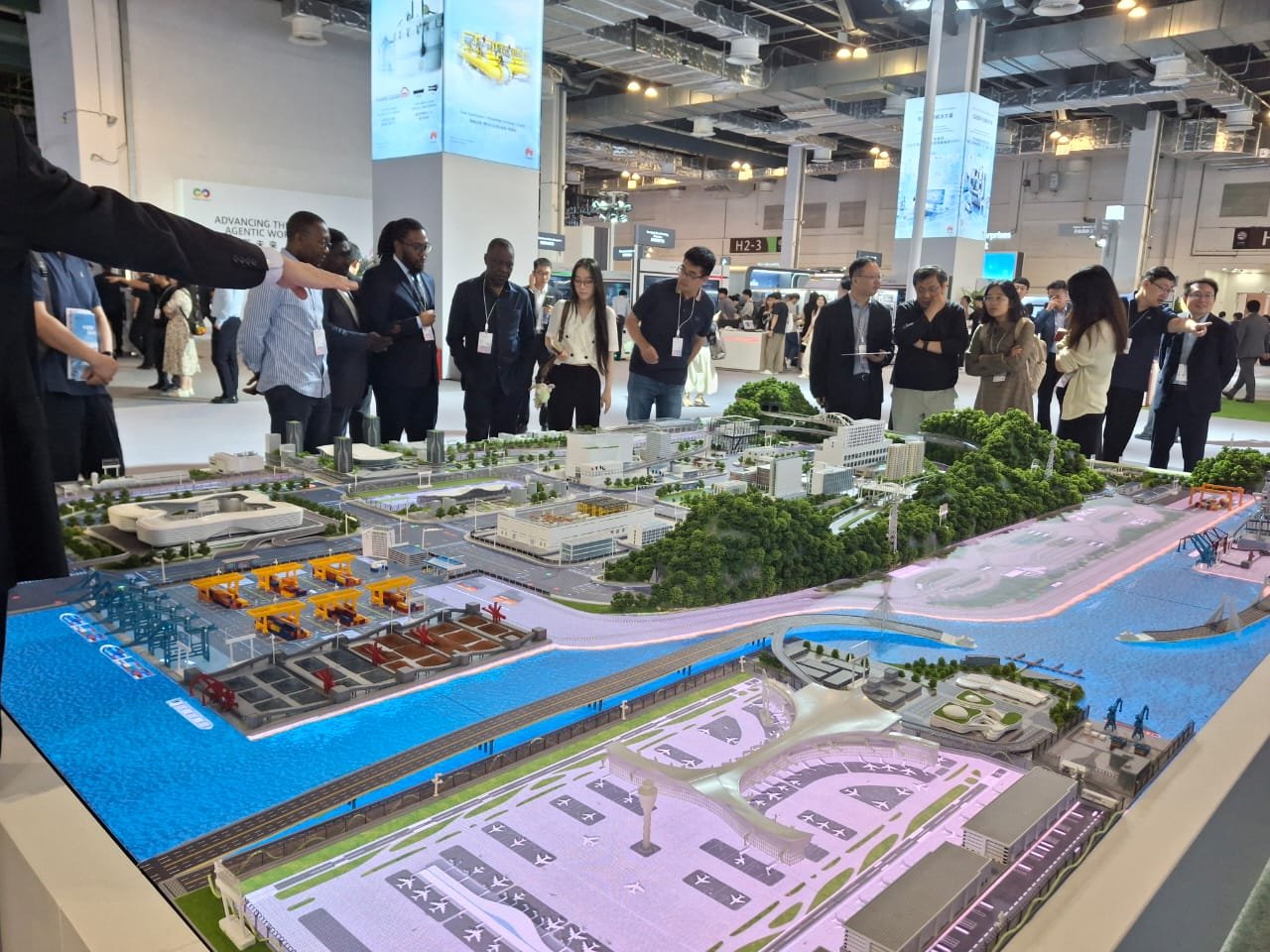 Huawei Connect 2026 : Le ministre Amadou Koné au cœur de la tech chinoise pour révolutionner le transport ivoirien 8 WhatsApp Image 2026 09 22 at 13.51.17